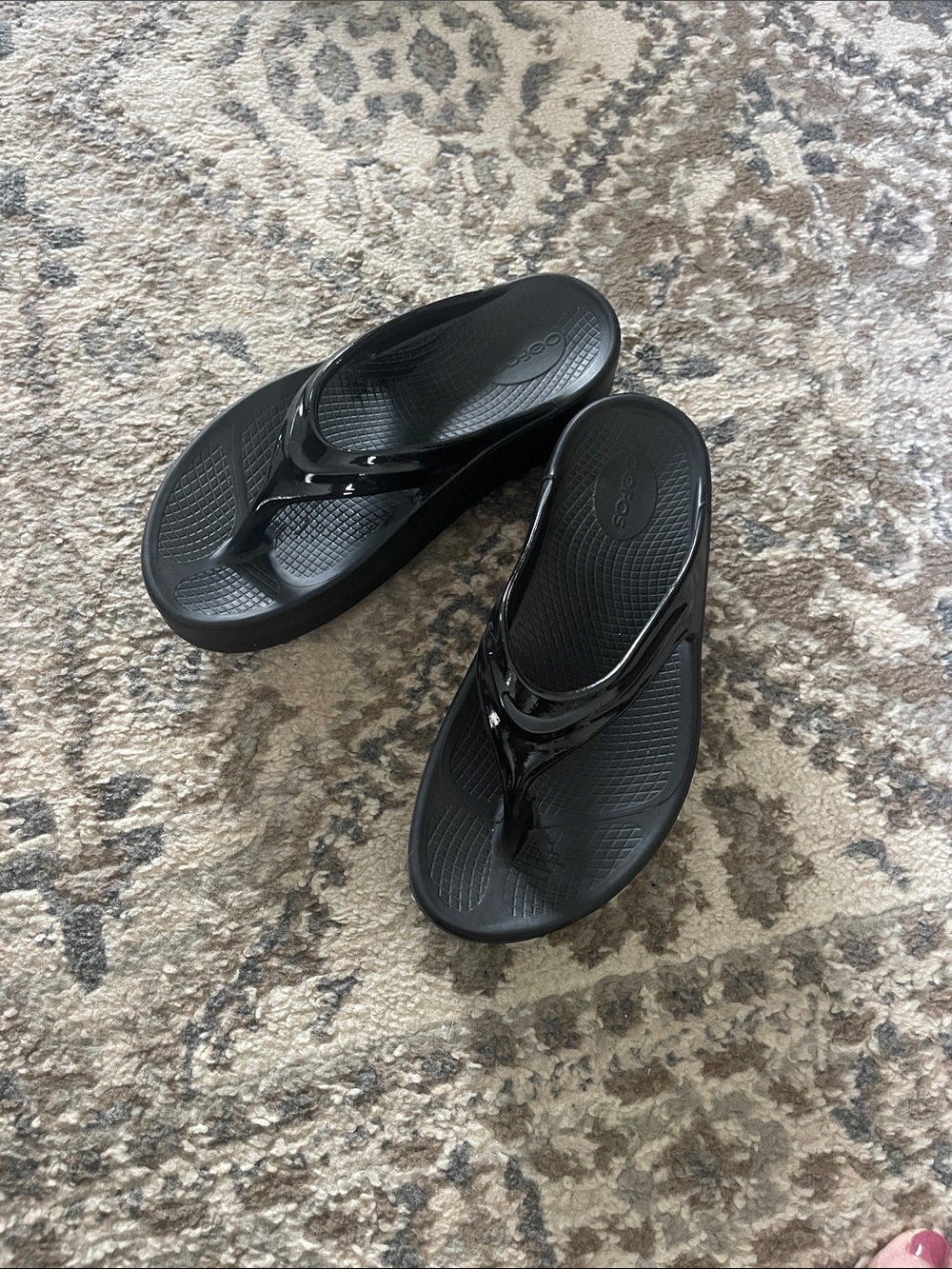 Oofos Oomega Oolala Recovery flip flops. Size 7 - Picture 2 of 7